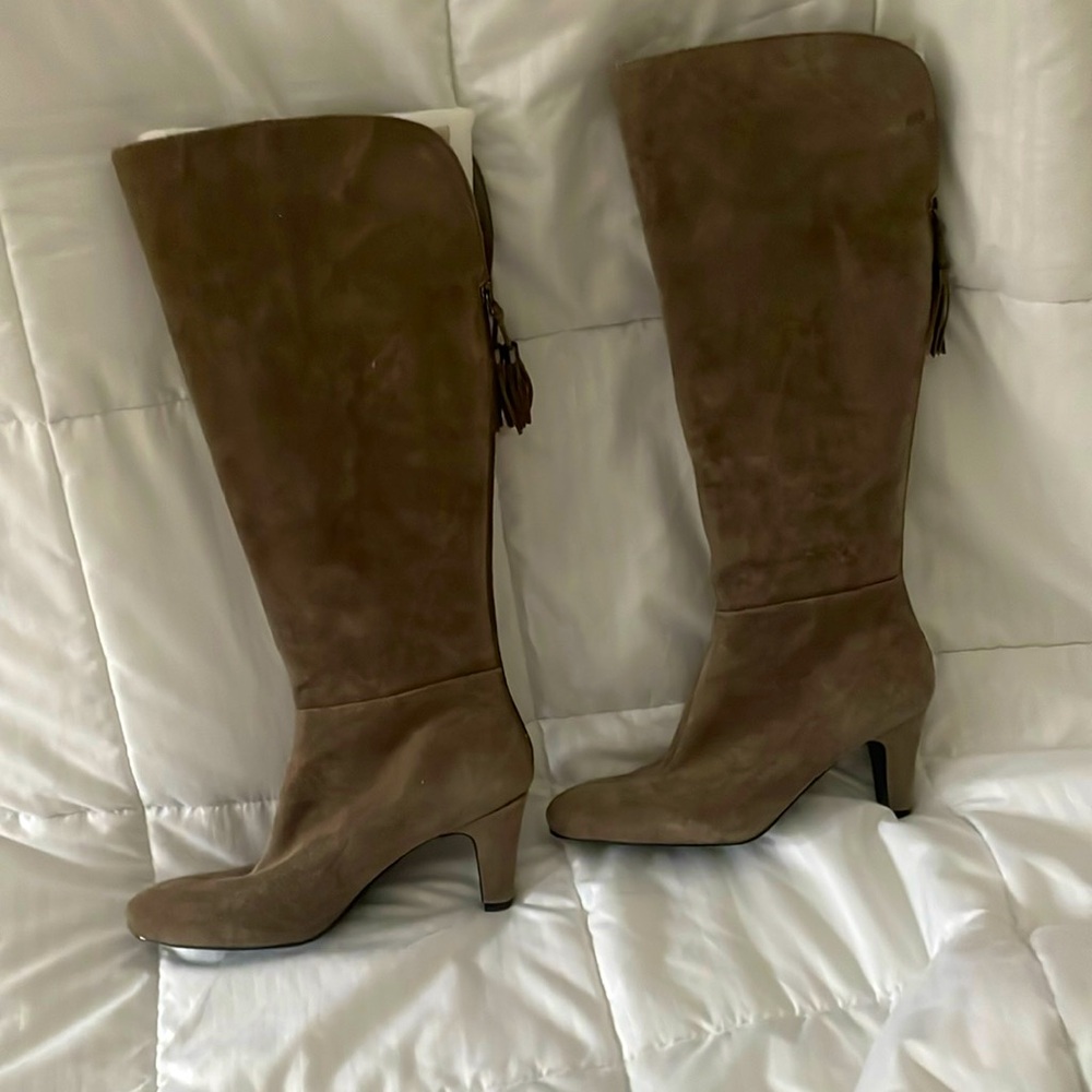 Bandolino never worn suede/leather boots! Soft grey w/fringed tassels. Size7.5 M